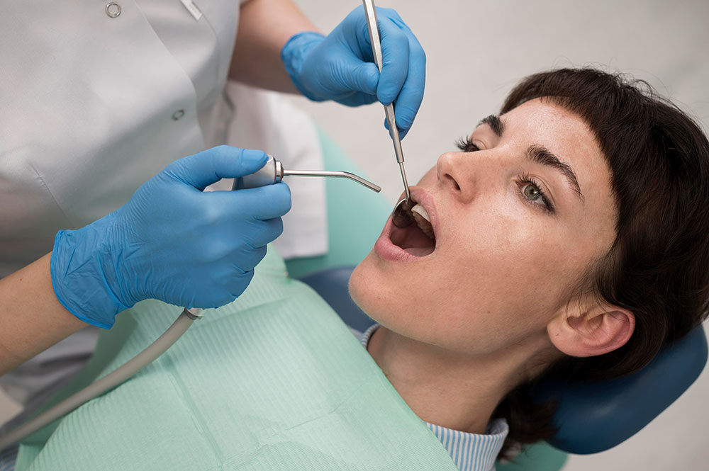 paciente-joven-con-procedimiento-dental-en-el-ortodoncista